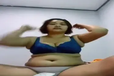 Cewek Bohay BH Biru Bilang Mau Tidur, Malah Bukak Semua