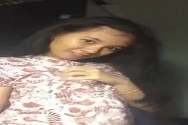 Dokumentasi Gadis Batik Cantik Live Bersantai Kasur