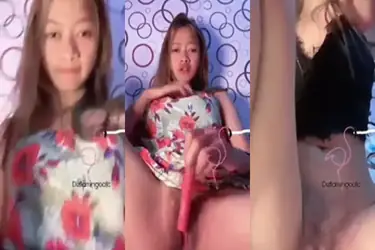 Dokumentasi Gadis Cantik Bersantai Di Kasur